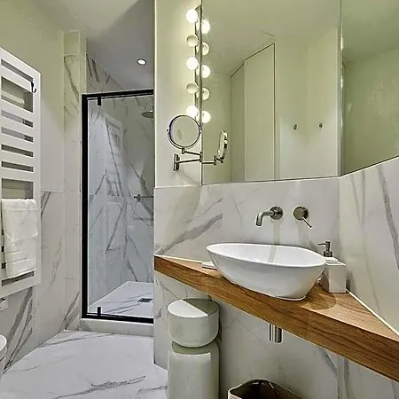 Superb New 1 Bedroom Flat Notre Dame De Hotel 2*